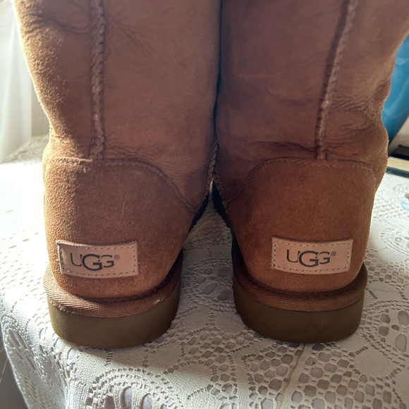 CLASSIC CHESTNUT UGGS! - Picture 2 of 9